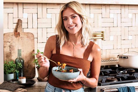 Kristin Cavallari talks about her new cookbook Truly Simple, her top three pantry staples and more in an interview with EatingWell. Kristin Cavallari Kitchen, Recipe For Hollandaise Sauce, Easy Breakfast Brunch, Lunch Appetizers, Dessert Smoothie, Quick Easy Dinner, Kristin Cavallari, Healthy Eating For Kids, Delicious Breakfast Recipes