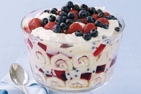 Summer berry trifle Jubilee Trifle, Summer Berry Trifle Recipe, Summer Trifle Recipes, Fresh Berries Dessert, Summer Trifle, Shortcake Trifle, Trifle Recipes Easy, Strawberry Shortcake Trifle, Berry Trifle