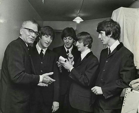 Laurence Olivier with the Beatles. I think this photo is really cool Beatles Photos, John Lennon Beatles, Beatles Pictures, Beatles John, The Fab Four, Yellow Submarine, Ringo Starr, George Harrison, Great Bands