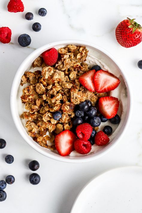 Top down view of a white bowl full of plain greek yogurt, fresh berries, and scrambled oats with berries scattered around the bowl. Protein Dessert Recipes Healthy, Fiber Breakfast Ideas, High Fiber Breakfast Ideas, Scrambled Oats, Berry Cheesecake Salad, Yogurt Recipes Breakfast, Plain Greek Yogurt Recipes, Oatmeal Protein Cookies, Fiber Breakfast