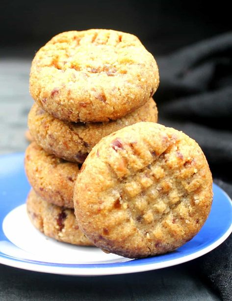 These healthy and utterly easy vegan Almond Flour Cookies are gluten-free and they are naturally sweetened with dates. They are also divinely chewy, scented with cardamom and vanilla, and they go from start to finish in under 20 minutes. 5star Recipes, Cuban Coffee Recipe, Naturally Sweetened Desserts, Velveeta Recipes, Vegetarian Recipes Dessert, Chocolate Crackles, Flour Bakery, Date Cookies, Anzac Biscuits