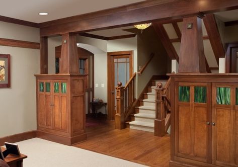 Craftsman Style Interior, Craftsman Staircase, Cama Closet, Craftsman Style Interiors, Craftsman Home Decor, American Craftsman Style, Craftsman Interiors, 1920s Bungalow, Craftsman Home Interiors