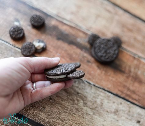 Insanely Easy Mickey Mouse Oreo Cookies Tutorial | Tikkido.com Oreo Minnie Mouse Cookies, Mickey Mouse Oreo Cookies, Minnie Mouse Oreos, Minnie Oreos, Oreo Mickey Mouse, Mickey Mouse Oreos, Cupcakes Minnie Mouse, Mickey 1st Birthdays, Minnie Mouse Cookies