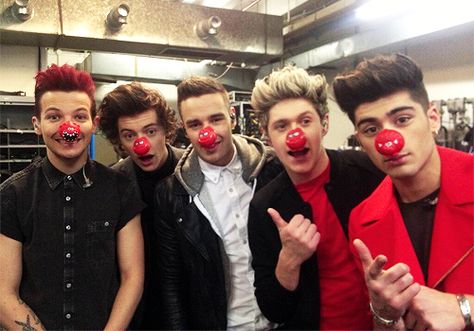 yay red nose day <3 Louis Tomlinson Red Hair, Four One Direction, Gambar One Direction, One Direction Wallpaper, Red Nose Day, One Direction Photos, Liam James, Five Guys, Hair Red