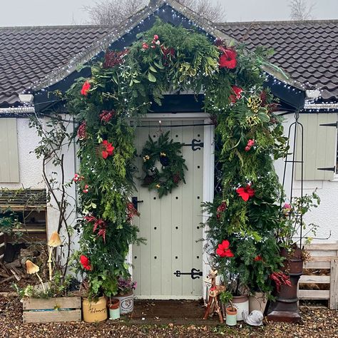 Turns out you don't have to be a celebrity to get the latest florist trend for your door. As this homeowner proves with her DIY Christmas arch costing £47! How To Make A Christmas Door Garland, Front Door Christmas Arch, Christmas Door Arch Diy, How To Make A Christmas Door Arch, Diy Door Garland Christmas, Outdoor Christmas Arch, Christmas Door Garland Diy, Door Garland Diy, Diy Christmas Arch