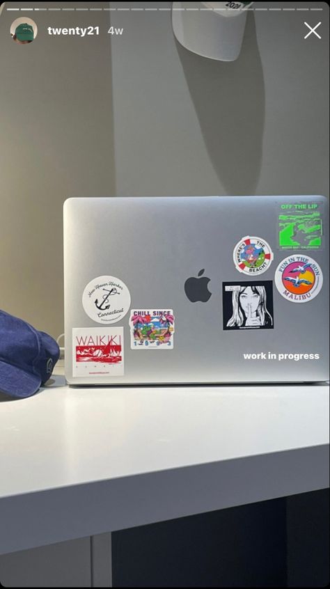 Brandy Melville Stickers Laptop, Deco Laptop, Macbook Customization, Stickers Instagram Story, Macbook Hacks, Brandy Melville Stickers, Mac Stickers, Stickers Instagram, Laptop Case Stickers