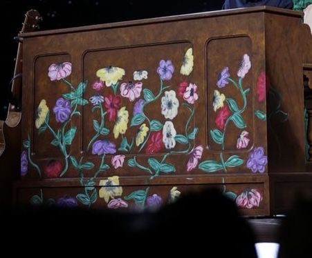 Surprise Song Piano, Eras Tour Painting, Eras Tour Piano, Piano Tattoo, Ears Tour, Taylor Nails, Taylor Pics, Painted Pianos, Piano Art