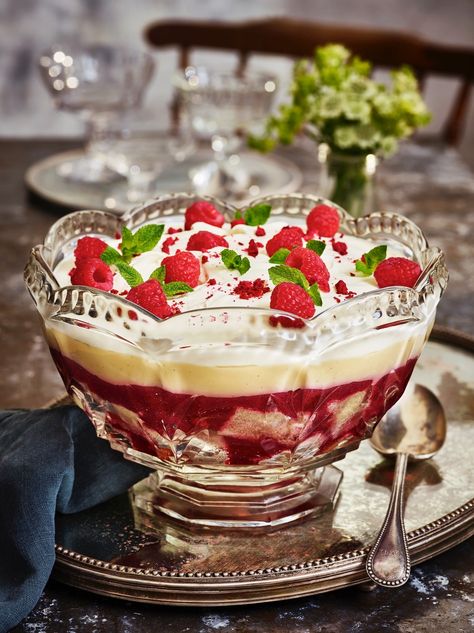 British Trifle Recipe, Vegan Trifle, Jello Pudding Desserts, Trifle Bowl Recipes, Raspberry Trifle, English Trifle, Vegan Whipped Cream, Layered Desserts, Trifle Recipe