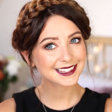 Zoella Hairstyles, Zoella Makeup, Zoella Hair, Makeup Gold, Different Makeup Looks, Berry Lips, Beauty Vlogger, Runway Makeup, Tyler Oakley