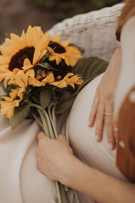 This sunflower maternity session was so fun. She kept her outfits comfy while still stylish. I like to tell my maternity clients to wear something they know they are comfortable in but still makes them feel beautiful. No one has time for an itchy tag or a weird fit! | Sunflower Maternity Photo Session | Montreal Maternity Photographer | Montreal Lifestyle Family Photographer Maternity Pictures With Bouquet, Maternity Session With Flowers, Maternity Photo Shoot With Flowers, Maternity Pictures Flowers, Sun Flower Maternity Shoot, Maternity Shoot Sunflower Field, Maternity Photo Family, Maternity Photos Flowers, Sunflower Pregnancy Photoshoot