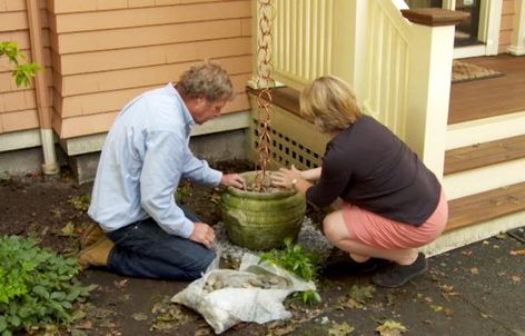 Ask This Old House landscape contractor Roger Cook installs a decorative and functional alternative to a downspout. Downspout Garden, Midcentury Cottage, Rain Chain Diy, Garden Meditation, Cottage Remodel, Brick Steps, Rain Barrels, Rain Chains, Gardening Diy