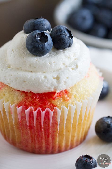 Cupcakes go patriotic with these Jello Poke Cupcakes that are streaked with red, then topped with white and blue. You can easily change the jello flavor and the topping for different holidays or flavors. Jello Poke Cupcakes, Jello Cupcakes, Poke Cupcakes, How To Make Jello, Jello Cake, Patriotic Desserts, 4th Of July Cake, Poke Cake Recipes, Poke Cakes