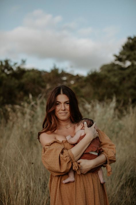 Newborn Mommy And Me Pictures Outdoor, Motherhood Outdoor Photography, Outdoor Motherhood Photoshoot, Mom And Newborn Pictures Outdoor, Outdoor Newborn Photography Fall, Infant Outdoor Photoshoot, Lifestyle Newborn Photography Outdoor, Newborn Photography Outside, Newborn Baby Photography Outdoor