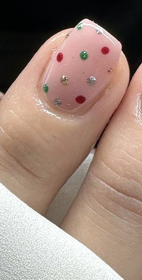 Christmas Dot Nail Art, Cute Easy Christmas Nails Short, Simple Short Nail Designs Christmas, Pokadot Nails Christmas, Winter Nail Art Minimalist, Christmas Nails Polka Dots, Easy Nails Christmas, Plain Christmas Nails Simple, Preppy Nails Christmas