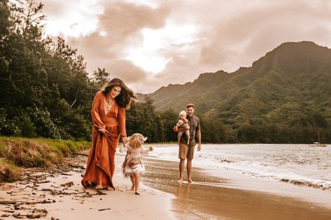 Hawaii Beach Family Photos, Hawaii Family Photoshoot, Mountains And Beach, Newborn Breastfeeding, Emotive Photography, Park Sunset, Extended Family Photos, Beach Maternity Photos, Hawaii Pictures