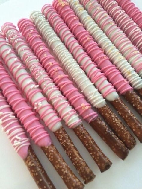 White Pretzels, Buffet Dessert, Dipped Pretzels, Chocolate Covered Pretzel Rods, Chocolate Dipped Pretzels, Idee Babyshower, Baby Shower Treats, Pretzel Dip, Shower Desserts