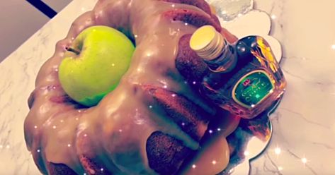 Rum Glaze Recipe, Crown Royal Cake, Crown Royal Apple, Crown Apple, Apple Bundt Cake, Diy Joy, Cake With Caramel, Glaze For Cake, Apple Season