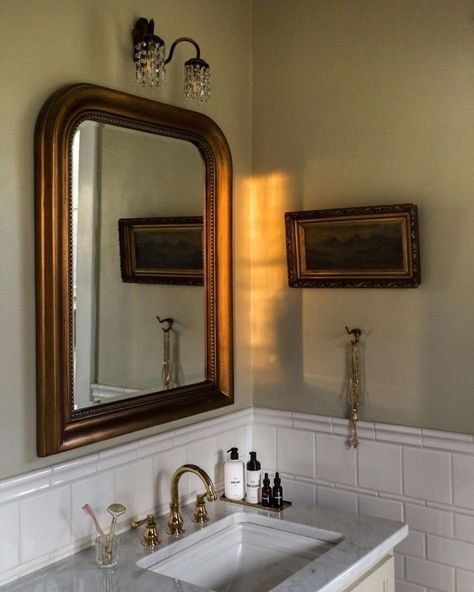 Simple Green Bathroom Ideas, Bathroom Vintage Mirror, Vintage Italian Bathroom, Traditional Eclectic Bathroom, Vintage Bathroom Mirror, Vintage Bathroom Inspiration, Carley Page, Bath Lights, European Bathroom