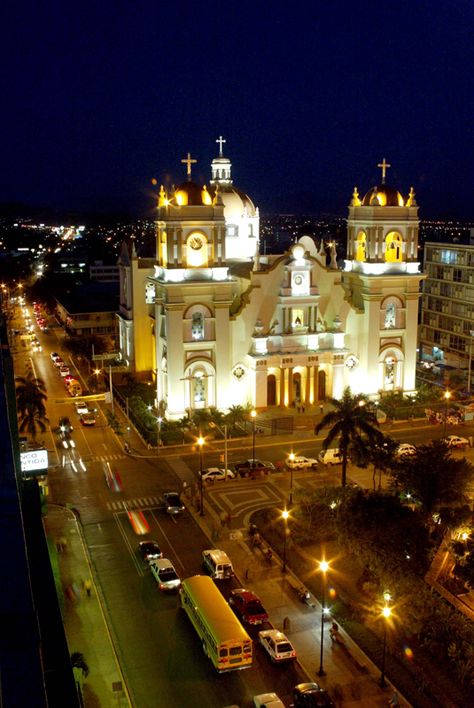 Esta es una iglesia colonial en San Pedro Sula, Honduras. Es única y muy popular. Olimpia Honduras, Honduras Travel, San Pedro Sula, Roatan Honduras, Tegucigalpa, Roatan, Missions Trip, Caribbean Sea, Vacation Hotel