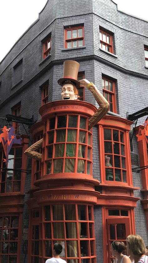 Weasley Wizard Wheezes Wallpaper, Universal Wizarding World, Harry Potter World Pictures, Harry Potter Buildings, Wizarding World Aesthetic, Harry Potter Museum, Universal Harry Potter, Weasley Wizard Wheezes, Hery Potter