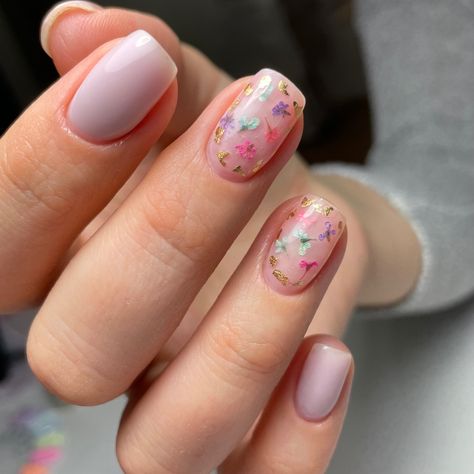 Delicate Flower Nail Art, Dried Flower Nails Acrylics Short, Wedding Nails Dried Flowers, Purple Dried Flower Nails, Milky Gel Nails With Design, Nail Art Dried Flowers, Nail Dried Flowers, Dry Flowers Nails Design, Dried Flower Nails Short