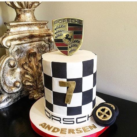 A simple but very stylish Porsche cake by @moreish72. See the best Edible Image Designs posted daily at http://topperoo.com/edible-image-designs/ Porsche Birthday Party Ideas, Porsche Cake Ideas, Porsche Birthday Cake, Formula 1 Cakes For Men, Porsche Cakes For Men, Corvette Cakes For Men, Audi Birthday Cakes For Men, Porsche Cake, Bmw Cake