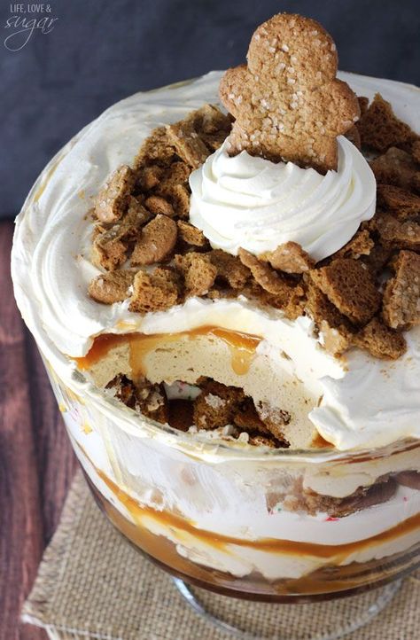 Gingerbread Cheesecake Trifle - layers of gingerbread, no bake gingerbread cheesecake, caramel and whipped cream! Gingerbread Trifle, Trifle Bowl Recipes, Festive Holiday Desserts, Cheesecake Caramel, Gingerbread Cheesecake, Christmas Trifle, Holiday Desserts Christmas, Cheesecake Trifle, Beaux Desserts