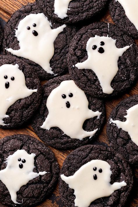 Chocolate Ghosts, Cute Treats, Treats For Halloween, Easy To Make Cookies, Black Cocoa, Halloween Food Desserts, Ghost Cookies, Cocoa Cookies, Holiday Dessert Recipes