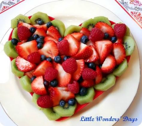 Lots of healthy Valentine's day food ideas including this heart fruit platter. Heart Shaped Fruit, Family Valentines Dinner, Healthy Valentines Treats, Valentine Dessert, Foods Dinner, Desserts Homemade, Food Work, Picnic Vibes, Shaped Fruit