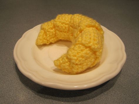 2000 Free Amigurumi Patterns: Free croissant crochet pattern Crochet Sweets, Kids Play Food, Amigurumi Food, Food Patterns, Crochet Food, Crochet Amigurumi Free Patterns, Crochet Amigurumi Free, Crochet Keychain, Play Food