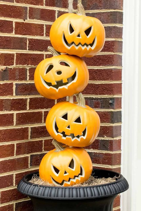 Stacked Pumpkin Topiary, Makijaż Sugar Skull, Pumpkin Topiary Diy, Holiday Armadillo, Pumpkin Unit, Drawing Halloween, Pumpkin Heads, Pumpkin Stack, Halloween Front Door Decorations