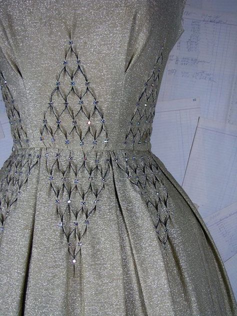 Mode Origami, Detail Couture, Smocking Patterns, Origami Fashion, Couture Mode, Heirloom Sewing, Clothing Details, Mode Vintage, Art Clothes