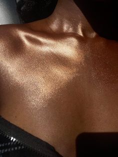 Shiny Skin Aesthetic, Brown Skin Care Aesthetic, Body Shimmer Photoshoot, Body Lotion Aesthetic, Bronze Body Oil, Body Shimmer Glowing Skin, Gold Body Glitter Aesthetic, Beauty Tips In Hindi, Shiny Skin