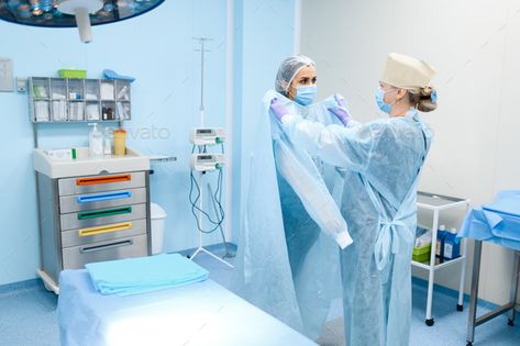 Woman Giving Birth, Picture Of A Woman, Female Surgeon, Preparing For Surgery, Operating Room, Giving Birth, Photoshop Effects, Surgical Caps, Ads Creative