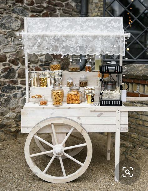 Candy Bar Diy, Candy Cart Wedding, Bar Wagen, Candybar Diy, Candy Bar Ideas, Cake Table Backdrop, Diy Candy Bar, Banana Shop, Vintage Booth Display