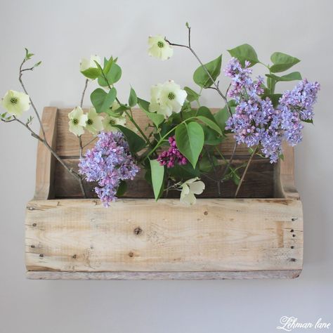 Sharing all the details of how to make a gorgeous DIY Wood Pallet Shelf for your wall in less than an hour to add fresh flowers to throughout the year. Pallet Shelves Diy, Diy Wood Countertops, Table Palette, Diy Wood Pallet, Vase Project, Pallet Wood Shelves, Pallet Shelf, Free Pallets, Wooden Tool Boxes