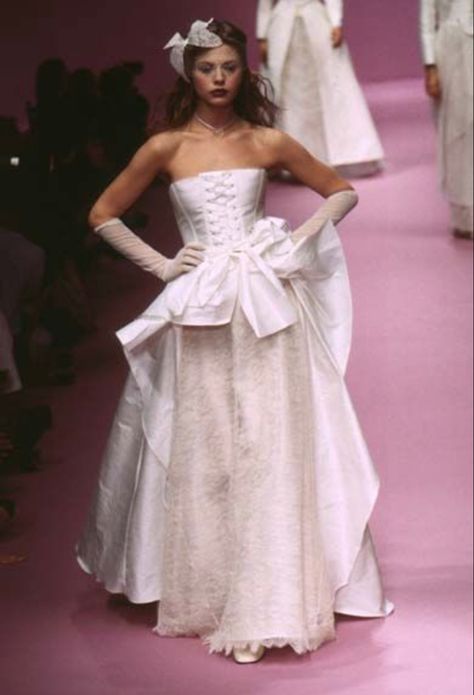 Fashion Model Aesthetic, Aesthetic White Dress, Vivienne Westwood Wedding Dress, Designers Dresses, Alena Shishkova, 90s Runway Fashion, Runway Fashion Couture, Runway Outfits, Valentino Couture