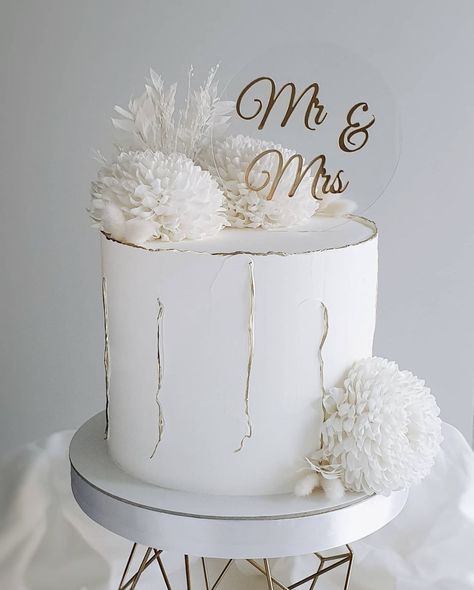 Engagement Cakes Ideas Simple, Civil Wedding Cake, Elegant Drip Cake, Engagement Cake Designs, Wedding Dinner Table Setting, Silver Wedding Cake, Fondant Cake Designs, Gold Birthday Cake, Small Wedding Cakes