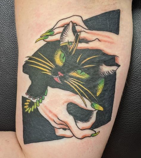 Realistic Cat Tattoos, Retro Cat Tattoo, Cat Knee Tattoo, American Traditional Cat, Indie Tattoo Ideas, Traditional Mexican Tattoo, Traditional Cat Tattoo, Tattoo Animals, Wife Tattoo