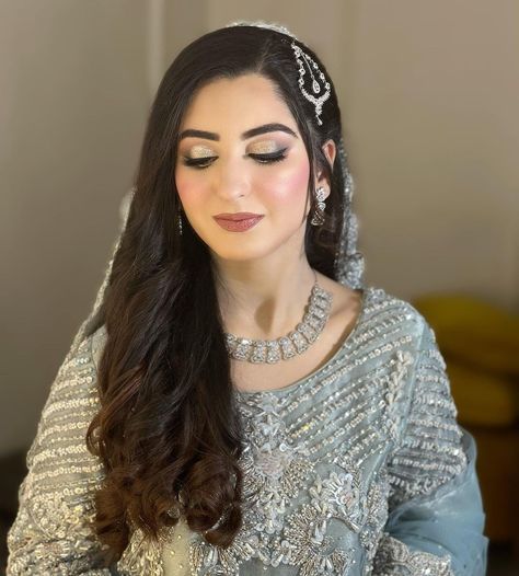 Makeup With Ice Blue Dress, Light Grey Makeup Looks, Grey Lehenga Makeup Look, Grey Saree Makeup, Decent Makeup Looks, Eye Makeup For Grey Dress, Makeup With Light Blue Dress, Light Blue Dress Makeup Ideas, Grey Dress Makeup Ideas