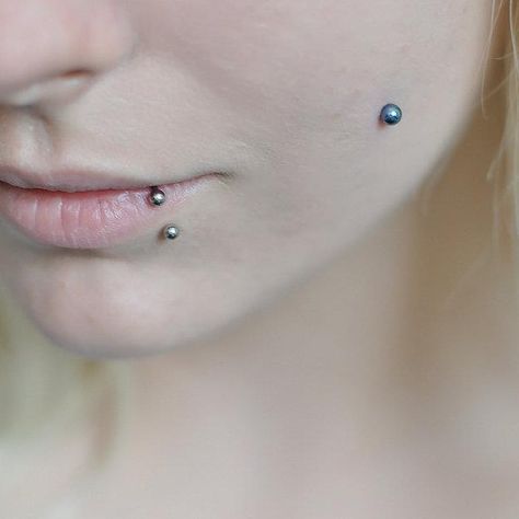 lip Piercing Side Labret, Beautiful Piercings, Cheek Piercing, Dimple Piercing, Cheek Piercings, Smiley Piercing, Face Piercings, Labret Piercing, Facial Piercings