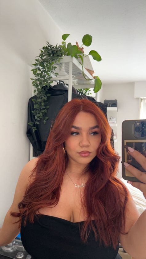 Copper Hair Underneath Blonde, Cooper Hair Color Tan Skin, Copper Hair On Morena Skin, Hair Color Ideas For Tanned Skin, Auburn Copper Hair On Latinas, Copper Red Hair Brown Skin, Auburn Hair On Latinas, Copper Red Hair On Tan Skin, Orange Brownish Hair