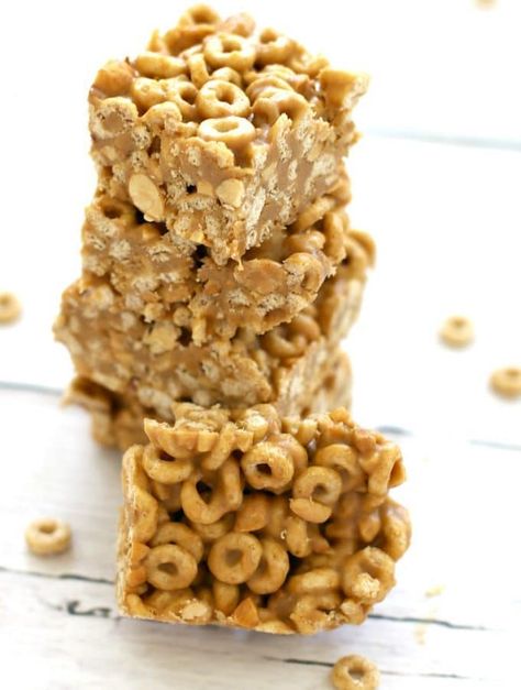 Peanut Butter & Honey Cheerio Bar Recipe Cheerio Treats, Cheerios Recipes, Peanut Butter Cheerio Bars, Honey Cereal, Cheerio Bars, Cereal Bars Recipes, Cereal Breakfast, Breakfast Bars Recipe, Healthy School Snacks