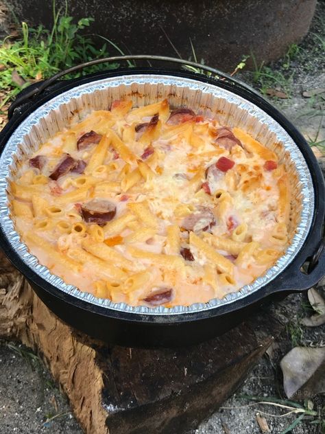 Dutch Oven Pasta Recipes, Campfire Dutch Oven Recipes, Camping Recipes Dinner, Spicy Pasta Recipes, Dutch Oven Camping Recipes, Kid Friendly Recipes, Dutch Oven Camping, Cajun Pasta, Dutch Oven Cooking