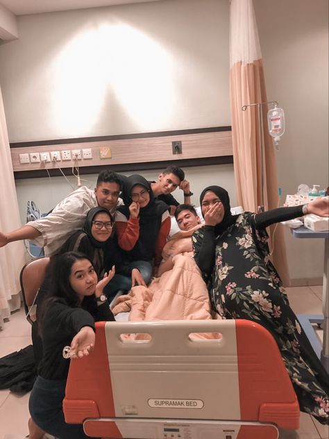 Friend In Hospital, Hospital Friends, Squad Pictures, At The Hospital, Best Friend Photoshoot, Boy Pictures, Friend Photoshoot, Childhood Friends, Pose Reference Photo