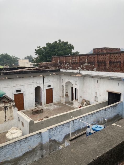 Old Indian Houses Aesthetic, Punjabi House Design, Old Pakistani Aesthetic, Pakistan House Design, Rajasthani House, Vintage 1800s Aesthetic, Old Indian Houses, Desi Architecture, Pakistani House