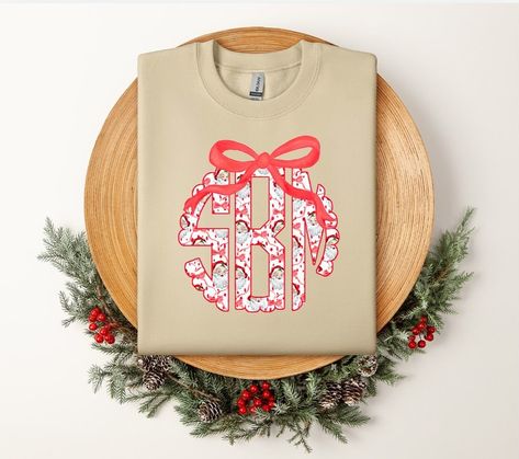 Santa Monogram with a Bow.. YES, please 🎅🏼❤️ 🎄Now available online + the app🎄 🎅🏼include your monogram at checkout 🎅🏼first name, last name, middle name 🎅🏼from the mock photos: Samantha Marie Bartolotti would be “SBM” 🎅🏼youth sizes available upon request 🎅🏼turn around time 10-14 business days Middle Name, First Name, First Names, Monogram, Turn Ons, 10 Things, Quick Saves