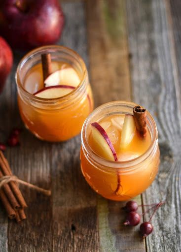 Enjoy the crisp flavors of fall with this tasty apple cider ginger beer cocktail! Spike with vodka and top with cinnamon sticks. So delicious! Apple Cider Ginger Beer, Ginger Drink Recipe, Ginger Beer Drinks, Ginger Beer Cocktail, Apple Cider Cocktail, Beer Cocktail, Coctails Recipes, Winter Drink, Ginger Drink