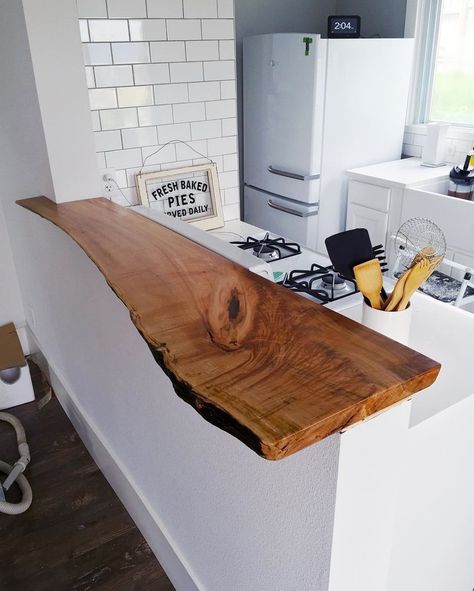 Madera raw: Decorar con tablones de madera natural es tendencia | Decorar en familia | DEF Deco Peninsula Kitchen Design, Rustic Countertops, Wood Bar Top, Kitchen Peninsula, Wooden Counter, Kitchen Worktop, Wood Bar, Natural Home Decor, Cool Ideas