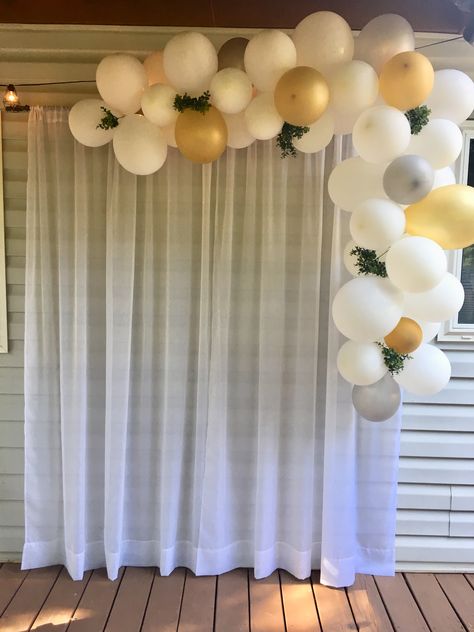 Bridal shower balloon arch with curtain for photo area Balloon Arch With Sheer Curtain, Ballon Arch Photo Booth, Balloon Arch Around Window, Simple Bridal Shower Backdrop Ideas, Corner Balloon Arch, Small Balloon Backdrop, Photo Booth Balloon Backdrop, Simple Balloon Arch Backdrop, Rectangle Balloon Arch